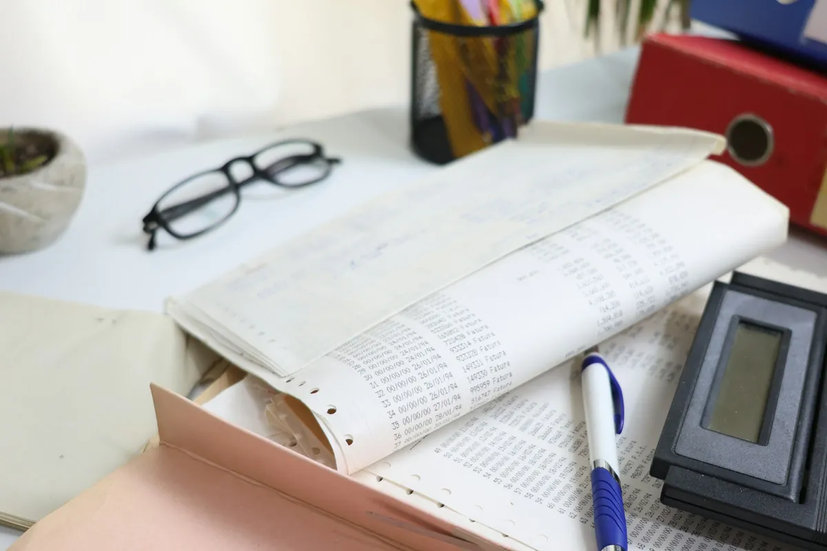 Papierwerk en polisvereisten aan een bureau doornemen