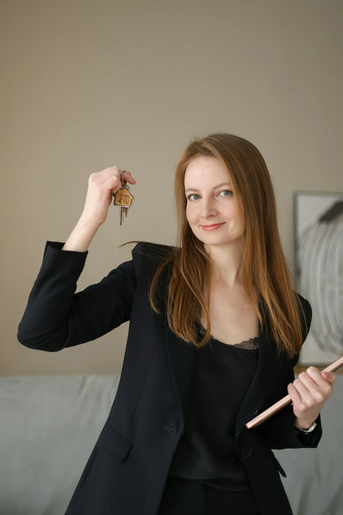 En representativ fastighetsmäklare som håller nycklar vid överlämning av en bostad