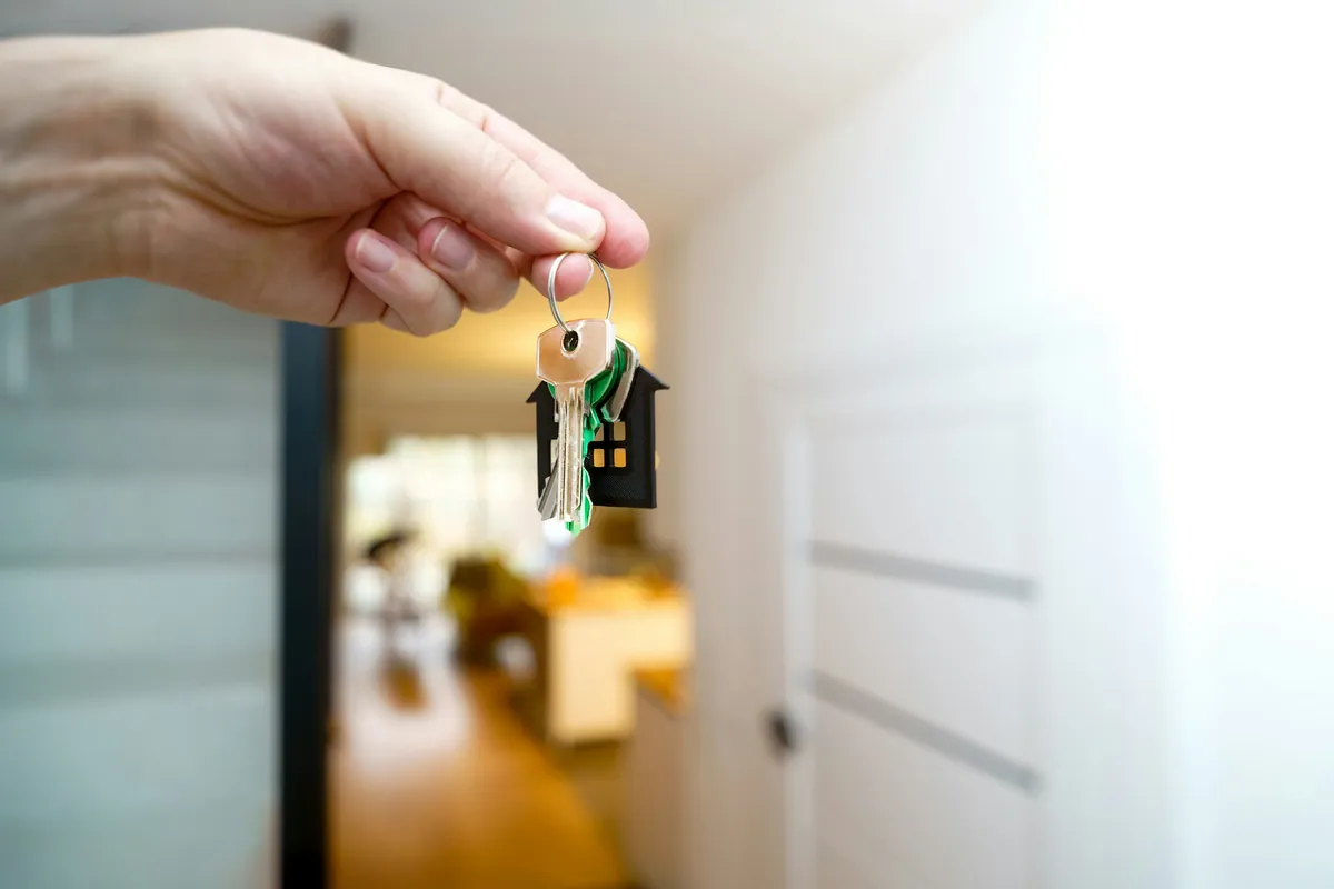 Nycklar som lämnas över vid en bostadsentré