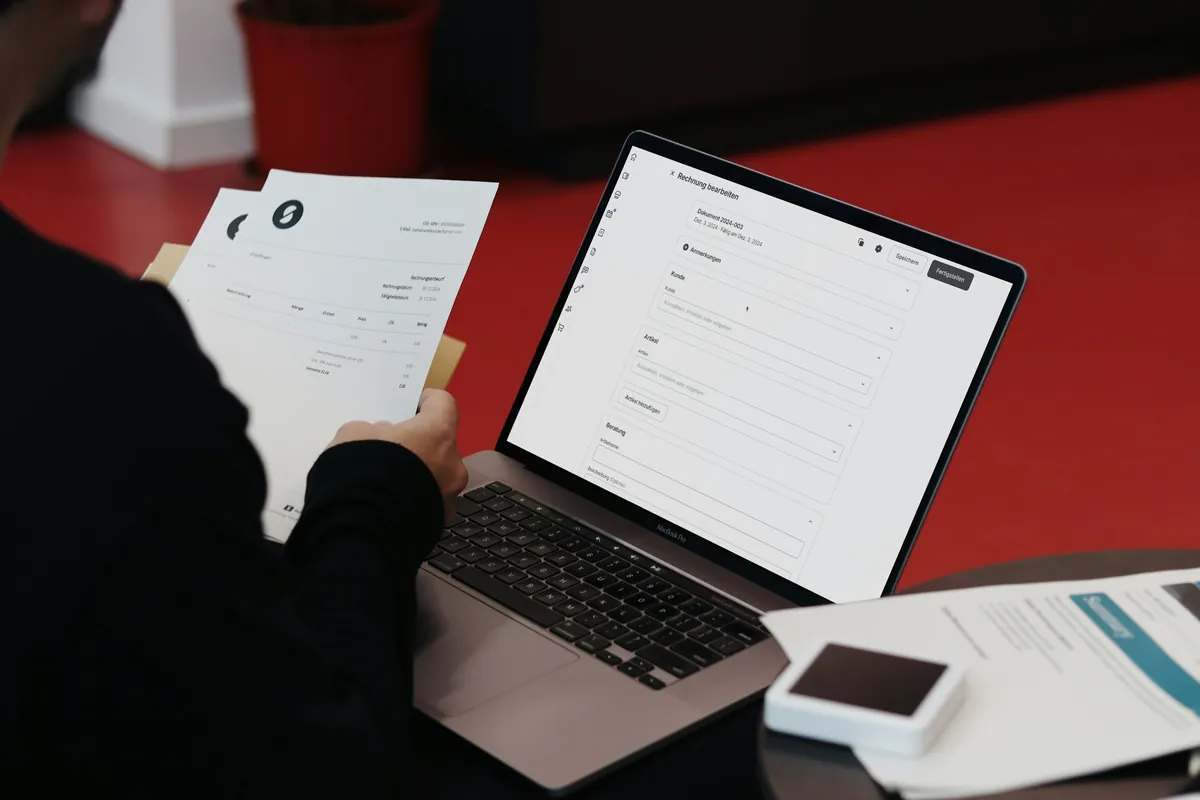 Documenten en een laptop voorbereid voor een aanvraag